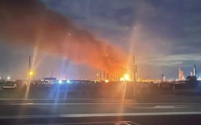 Incendiu masiv la rafinărie rusă, activitate oprită după atac drone