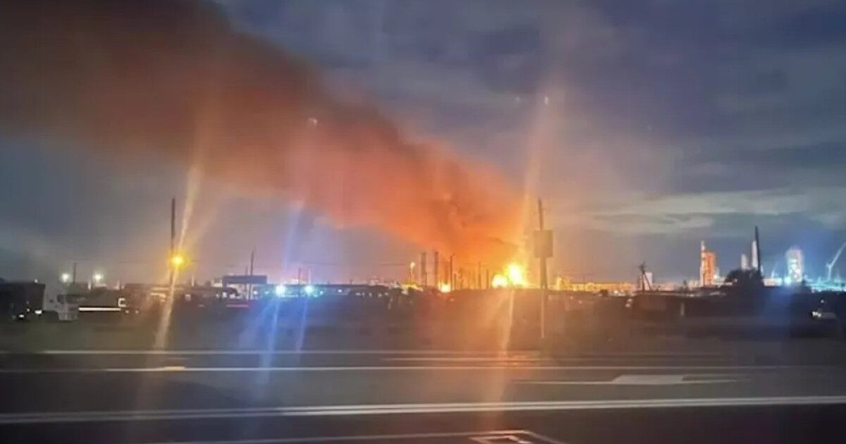 Incendiu masiv la rafinărie rusă, activitate oprită după atac drone