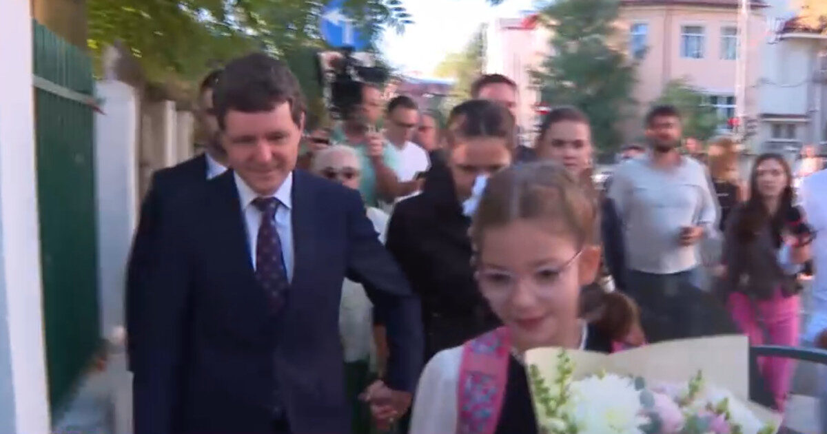 Nicuşor Dan, prima zi de școală: „Educația nu-i doar despre note”