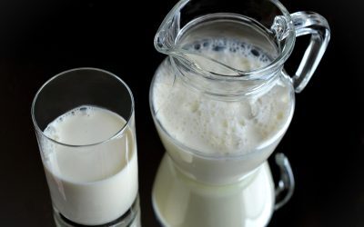 Laptele cald te ajută să adormi? Știința lămurește mitul