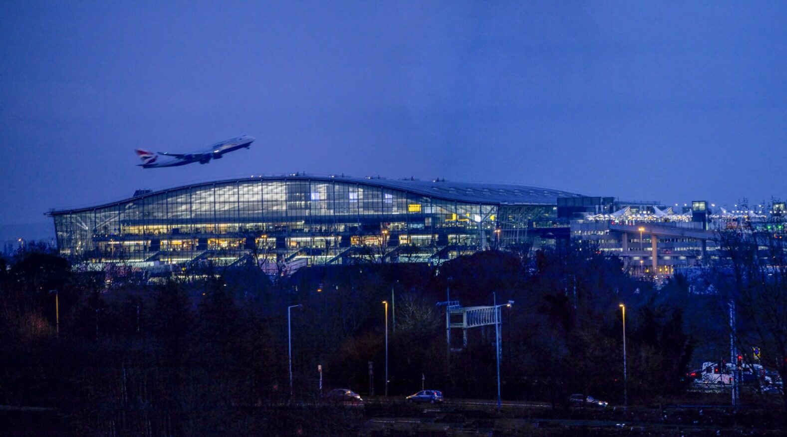 Incendiu, haos la Heathrow: Trenurile spre aeroport, blocate