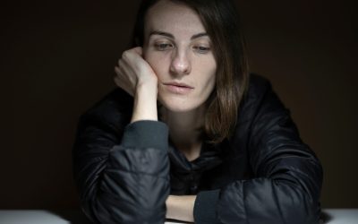 Femei copleșite: Cum împărțim sarcinile casnice