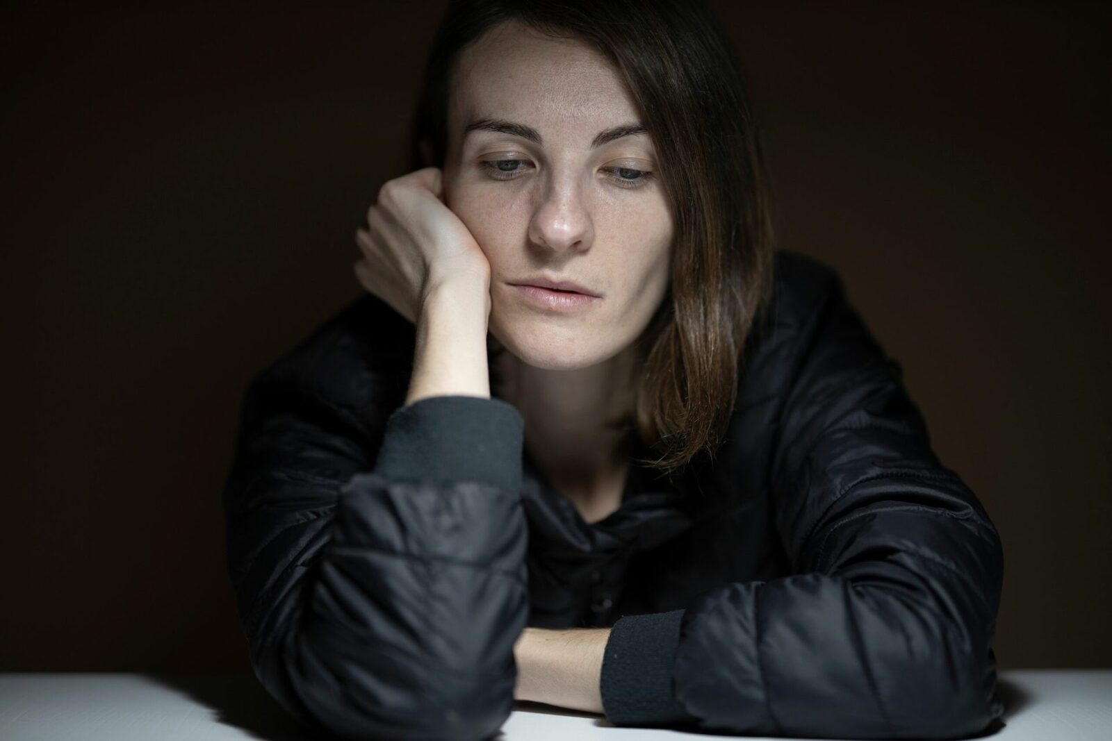 Femei copleșite: Cum împărțim sarcinile casnice